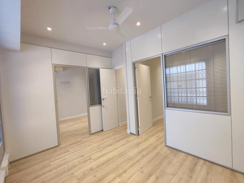 Foto 4225f1fb-bd67-47e2-b120-b223080b5e1e. Alquiler local comercial local esquinero en alquiler. en Barcelona