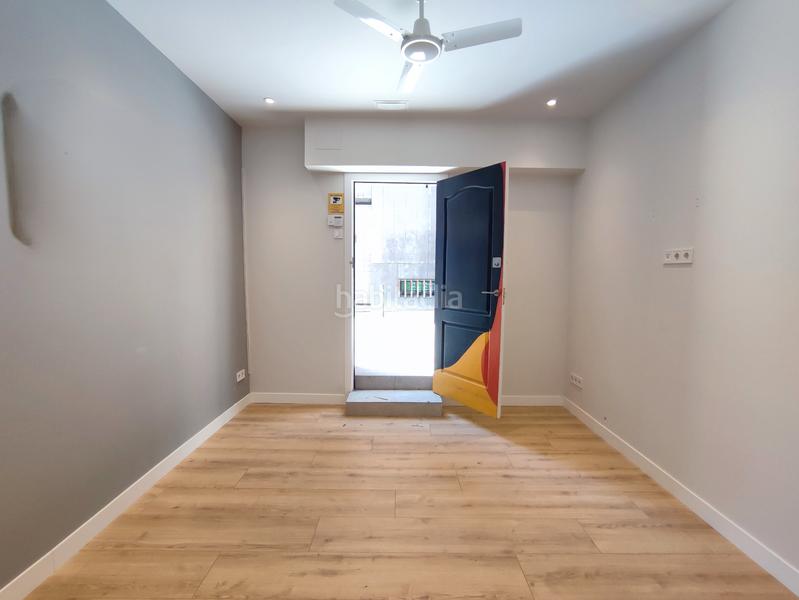 Foto 5e4da2b6-f93e-4a9d-889c-a2ca85573936. Alquiler local comercial local esquinero en alquiler. en Barcelona
