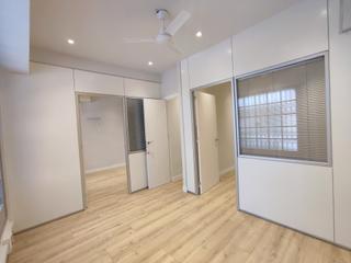 Rent Business premise  Carrer d'arimon. Local esquinero en alquiler.
