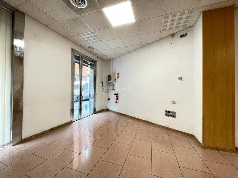Foto 13d1bda1-d6ba-4449-a8f3-8b2c7d4f637d. Local comercial local junto calle irlanda en Centre Santa Coloma de Gramenet