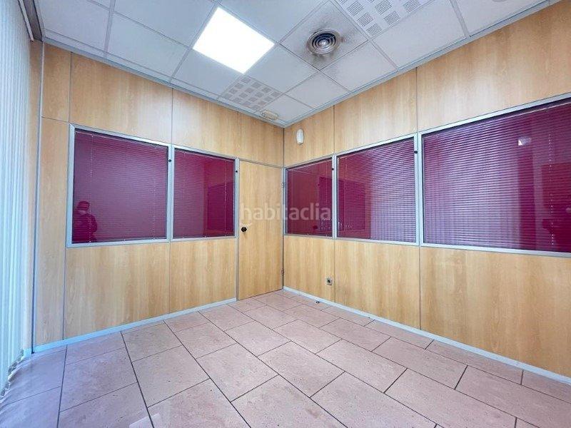 Foto 636eee7e-3b72-41bf-8da0-7873cc4ec5b6. Local comercial local junto calle irlanda en Centre Santa Coloma de Gramenet