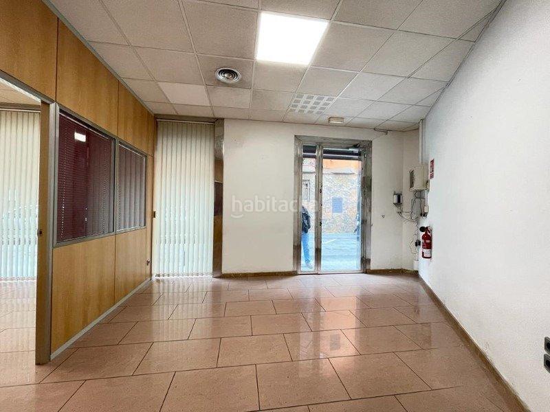 Foto a9d6eca8-48fe-456a-9d72-bd1d2d067563. Local comercial local junto calle irlanda en Centre Santa Coloma de Gramenet