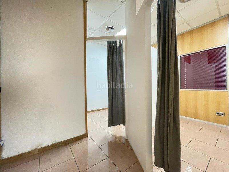 Foto b7ddb427-28a9-4dea-bf47-bee05e18e518. Local comercial local junto calle irlanda en Centre Santa Coloma de Gramenet