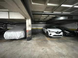 Aparcament cotxe a Fondo. Parking frente marcado fondo