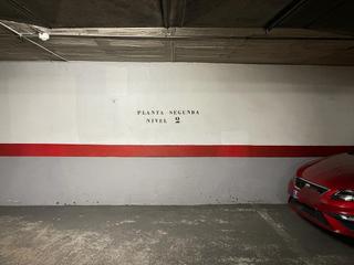 Aparcament cotxe a Fondo. Parking junto rambla