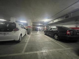 Aparcament cotxe a Fondo. Plaza de parking junto metro fondo