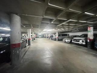 Aparcament cotxe a Fondo. Parking junto ambulatorio