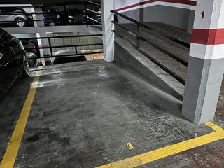 Aparcament cotxe a Santa Rosa. Parking en dalt dels banus