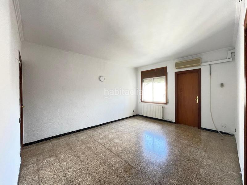 Foto e0fed3fa-8fc8-49f4-82e4-e4ac9284af1d. Piso  junto calle irlanda en Fondo Santa Coloma de Gramenet