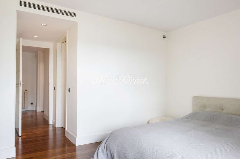 Foto dd8d22c2-536b-4254-b6ee-4f97a02e941e. Casa amb calefacció aparcament piscina a Sarrià Barcelona