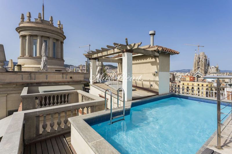 Ático  en  Dreta de l´Eixample. Impresionante ático con piscina y vistas 360 sobre la ciudad en