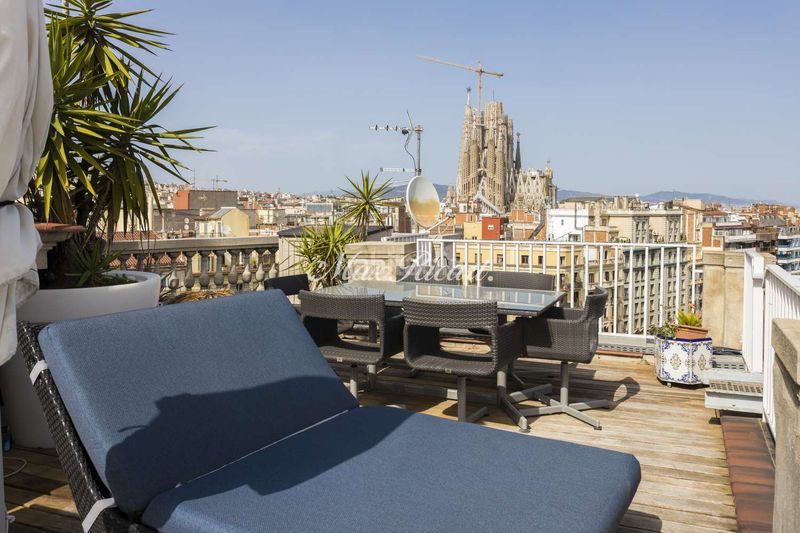Foto a4ebf499-ca38-4bd0-87de-7d5f76540196. Ático impresionante ático con piscina y vistas 360 sobre la ciudad en el eixample derecho 284m en Barcelona