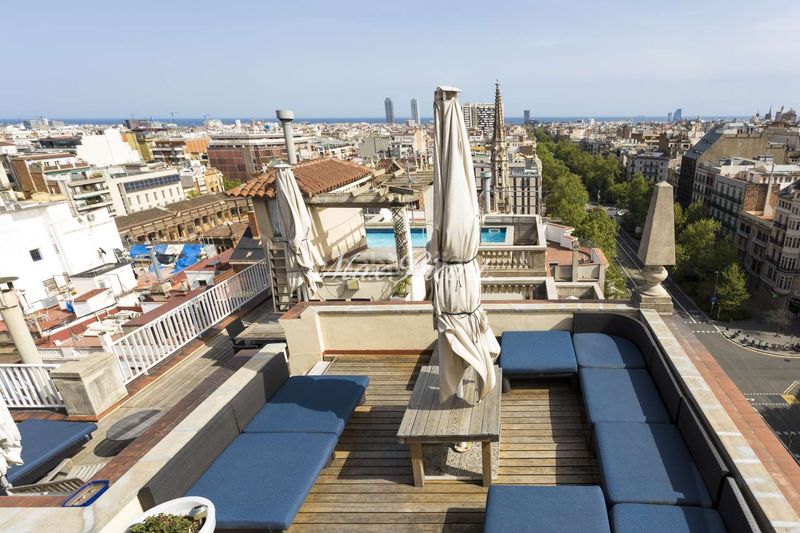 Foto f713dfaf-4848-489c-8f3c-d446bab0ce56. Ático impresionante ático con piscina y vistas 360 sobre la ciudad en el eixample derecho 284m en Barcelona
