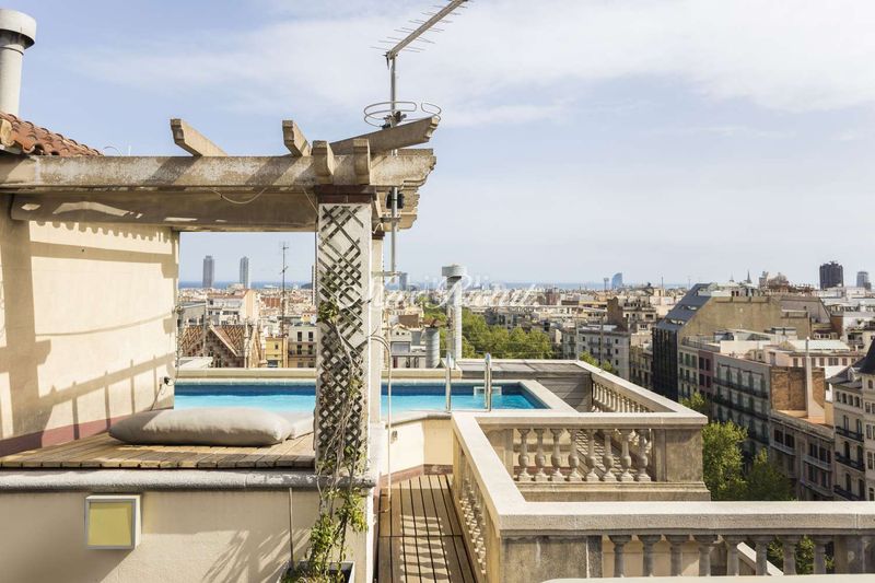 Foto f98fd0b3-52b1-465b-8372-383911e12c8b. Ático impresionante ático con piscina y vistas 360 sobre la ciudad en el eixample derecho 284m en Barcelona