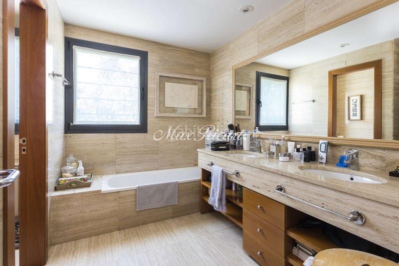 Foto 007b0bf9-5cb3-4955-bc02-5e8eda24b819. Casa amb calefacció aparcament piscina a Sarrià Barcelona