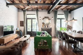 Pis  N/a. Preciosa propiedad tocando arc de triomf  111m