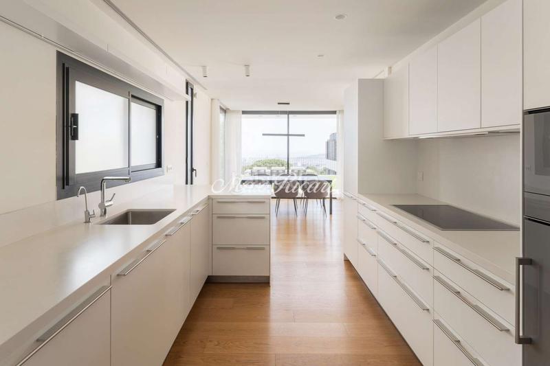 Foto 2b4a55a8-17b6-4385-a8d3-d5de6a1e71ef. Alquiler casa increíble casa con piscina privada en sarriá en Barcelona