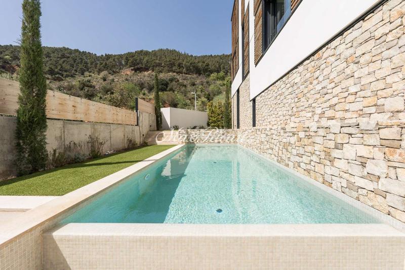 Foto 1522acfd-8d78-467d-ad12-d814830a6c35. Lloguer casa amb calefacció aparcament piscina a Barcelona