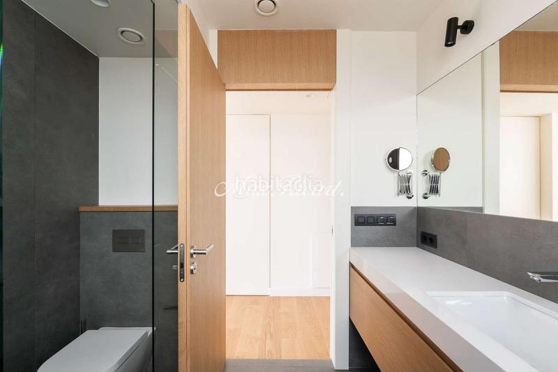 Foto fea04d28-1c49-42f4-82cf-a87f692c54eb. Lloguer casa amb calefacció aparcament piscina a Barcelona