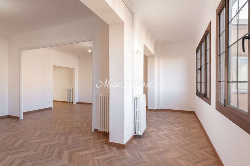 Foto a9fcecfc-dee2-4f41-8975-27b3ba0cc375. Alquiler piso amplia vivienda recién reformada en avenida diagonal 200m en Barcelona