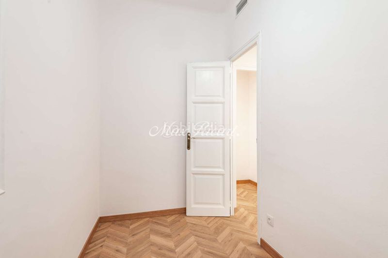 Foto d083cdab-4b10-4785-ba0c-4d3615ab58d5. Alquiler piso amplia vivienda recién reformada en avenida diagonal 200m en Barcelona