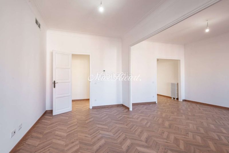 Foto ee65cda3-30bb-4b74-8a7b-7871c828b676. Alquiler piso amplia vivienda recién reformada en avenida diagonal 200m en Barcelona
