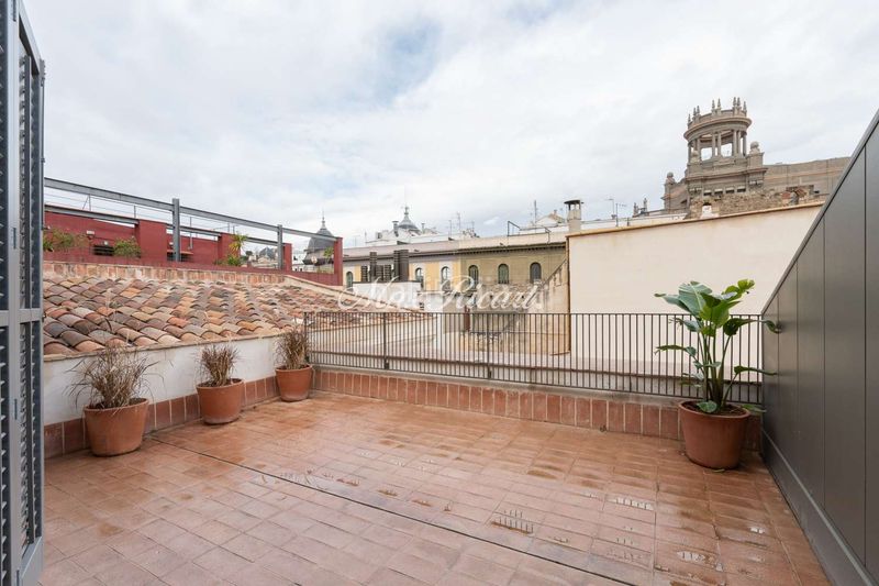 Foto 4b044f26-f9bb-48b1-80e8-8f61e4f4bdb8. Lloguer dúplex amb calefacció piscina a Gòtic Barcelona