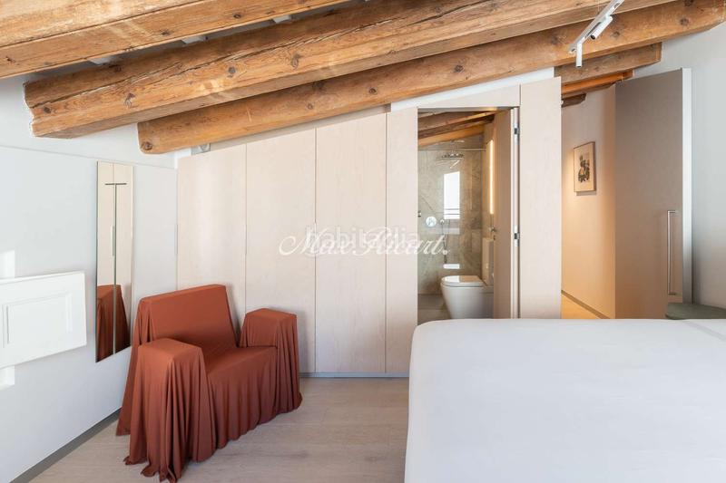 Foto e58814db-8fe6-4347-b185-8c0292afdbbd. Alquiler dúplex lujosa propiedad con terraza en palau moxó en Barcelona