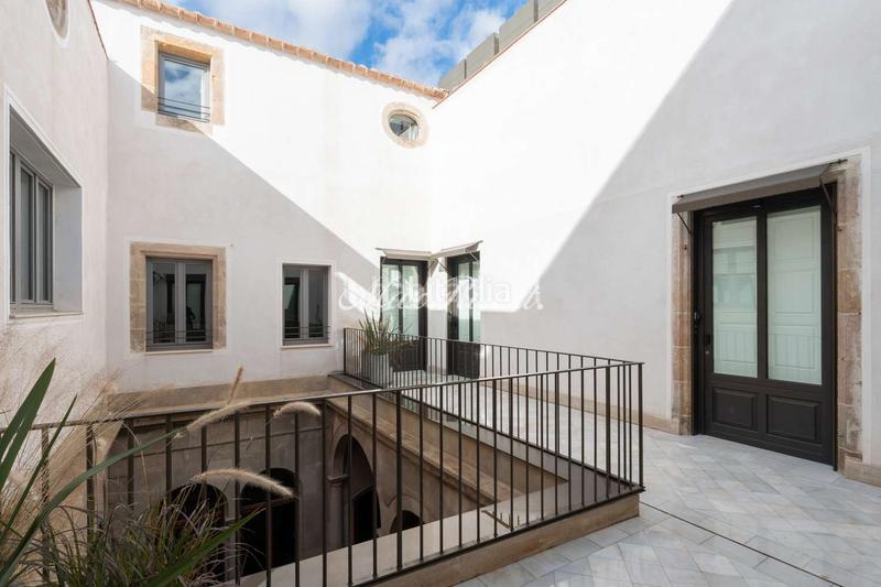 Foto 339a29a0-843f-4f08-aa12-aa9556a3708f. Rent duplex with heating pool in Gòtic Barcelona