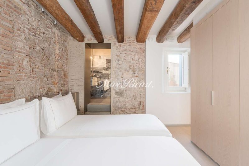 Foto d2eabf7b-d044-41ed-bf8f-9e719c637fce. Rent duplex with heating pool in Gòtic Barcelona