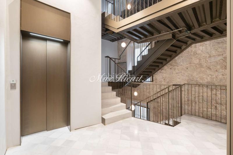 Foto 132d15bd-9e4a-4e26-b81a-ca1fb34e8037. Alquiler dúplex exclusiva vivienda de diseño en plaza de sant just en Barcelona