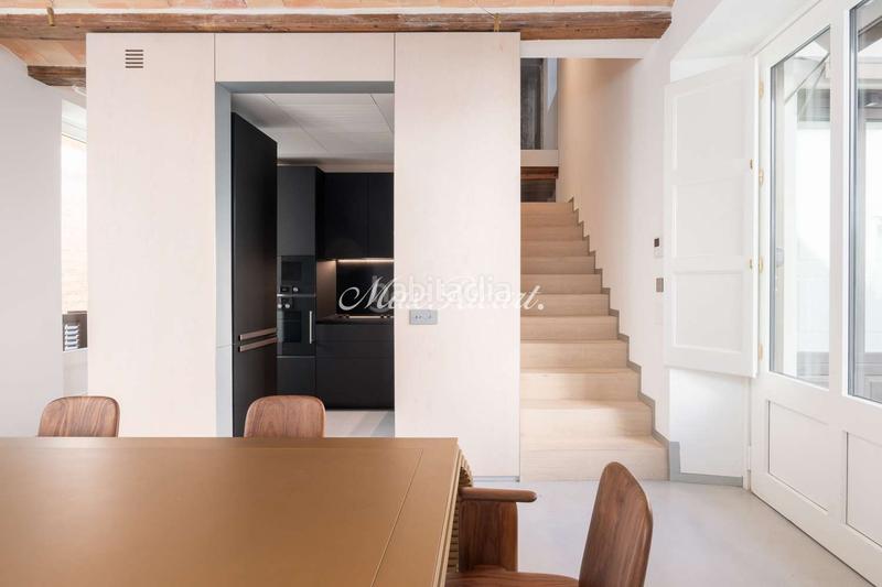 Foto 8759983d-9694-4715-b031-3d4a3b454fbd. Alquiler dúplex exclusiva vivienda de diseño en plaza de sant just en Barcelona