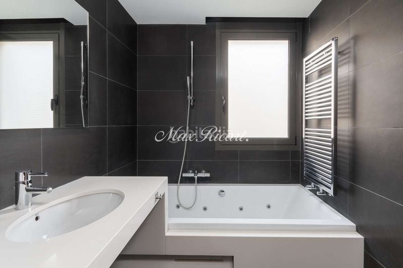 Foto 34939d13-acdf-4604-87c7-a11cdf2a6d23. Casa amb calefacció aparcament a Vila de Gràcia Barcelona