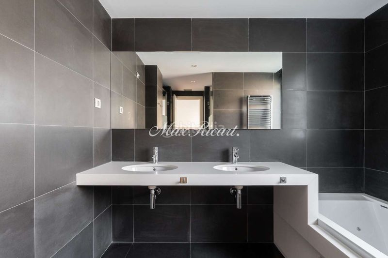 Foto 42d4811a-6c41-4996-9268-d628ad65f32e. Casa amb calefacció aparcament a Vila de Gràcia Barcelona