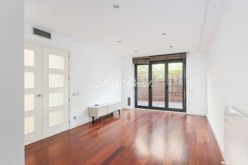 Foto a8326b17-8191-4ad8-94bc-c548eff373cf. Casa amb calefacció aparcament a Vila de Gràcia Barcelona
