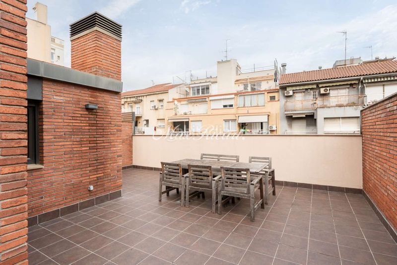Foto c6a95db3-1580-4aa0-8c16-fa93ad94c696. Casa amb calefacció aparcament a Vila de Gràcia Barcelona