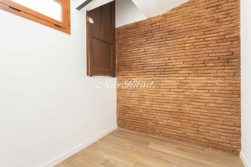 Foto 64085457-c9fa-4f7c-9df3-665b1dfc6ccd. Casa amb calefacció piscina a Sants Barcelona