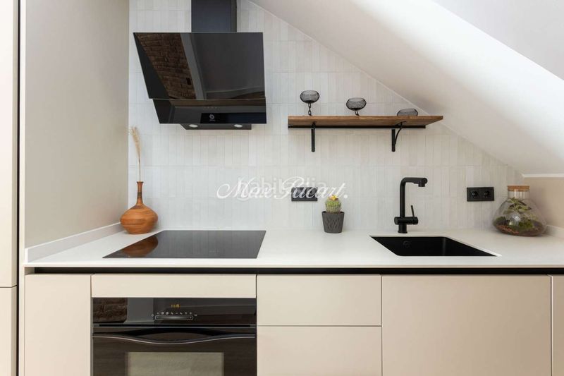 Foto a3d1f281-1033-46b9-8ca2-42e2d3834247. Casa amb calefacció piscina a Sants Barcelona