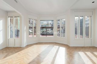 Location Appartement  N/a. Precioso piso principal con amplia terraza en el eixample  300m