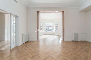 Alquiler Piso  N/a. Precioso piso principal de 300m2  terraza de 150m2 en el eixampl