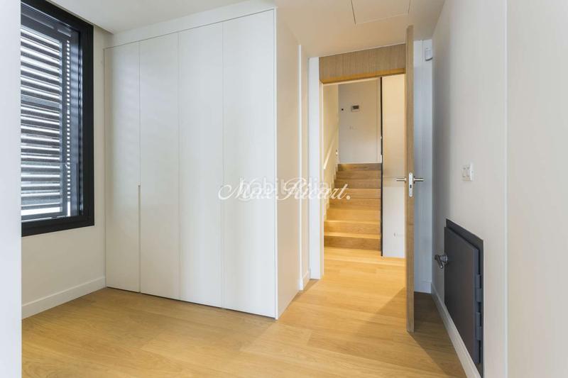 Foto 011e41fc-e72c-4da9-8ba8-ba7b1e19f82d. Alquiler casa chalet independiente en can caralleu en Barcelona