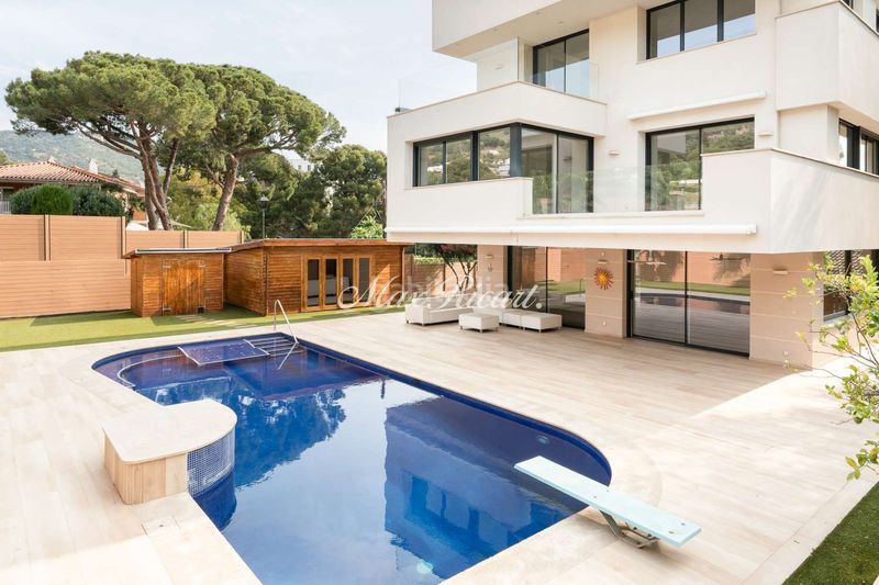 Foto 2ae95f45-463a-41c2-a361-8ca9f93147e9. Casa amb calefacció aparcament piscina a Sarrià Barcelona