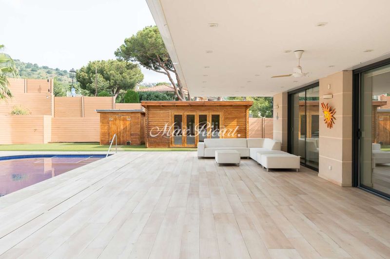 Foto 3f323b2f-2919-4df7-ad4c-d0f4e110ea97. Casa amb calefacció aparcament piscina a Sarrià Barcelona
