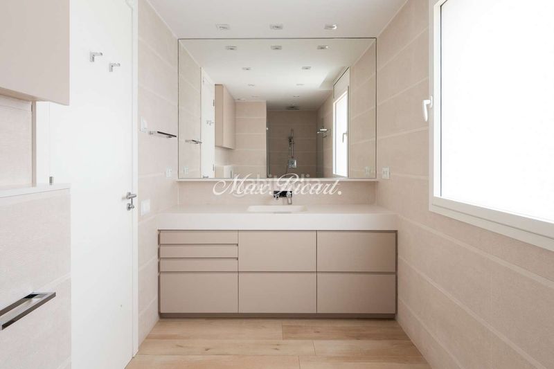Foto 45cb180a-b2e8-4b18-8204-fcf2fce0e0ec. Casa amb calefacció aparcament piscina a Sarrià Barcelona