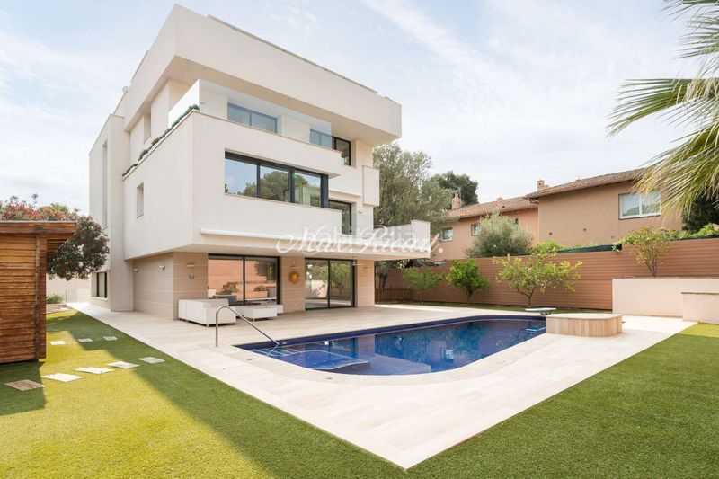 Foto 4d0ae780-d90c-4f40-8588-80958e472609. Casa amb calefacció aparcament piscina a Sarrià Barcelona