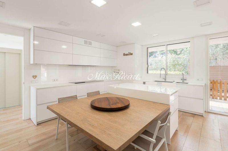 Foto a68b6f40-be75-4eab-bfa2-1505af0a4c15. Casa amb calefacció aparcament piscina a Sarrià Barcelona