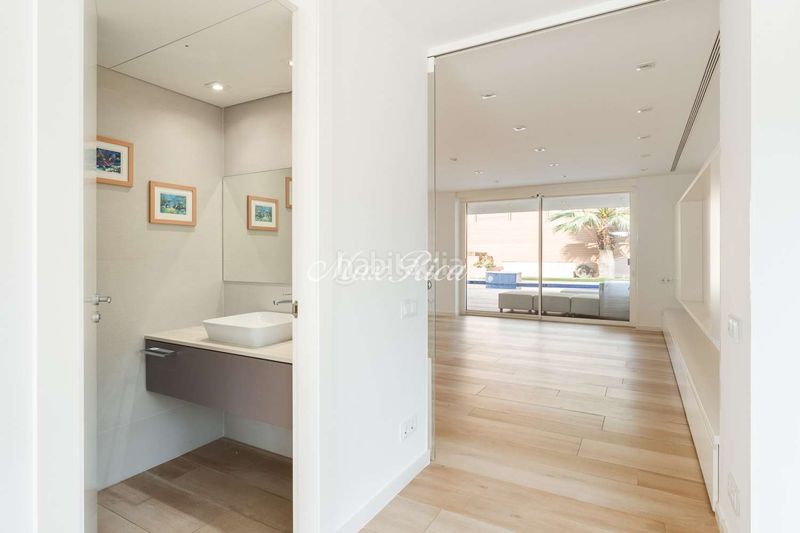 Foto d05eb39d-d9be-4a12-8173-e74f2ad68138. Casa amb calefacció aparcament piscina a Sarrià Barcelona