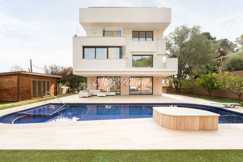 Foto db14c039-4da5-47c7-befd-683d7b4f8825. Casa amb calefacció aparcament piscina a Sarrià Barcelona