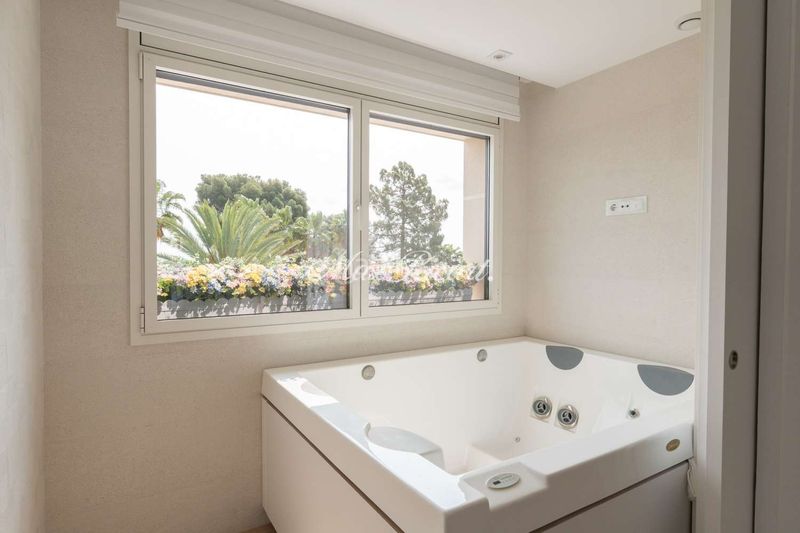 Foto decc3c3d-53bc-4f15-a540-f2ca65081f59. Casa amb calefacció aparcament piscina a Sarrià Barcelona