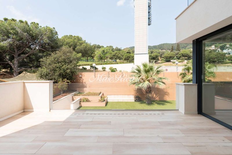 Foto e2b8027f-080b-4125-aeaa-0648554f5313. Casa amb calefacció aparcament piscina a Sarrià Barcelona